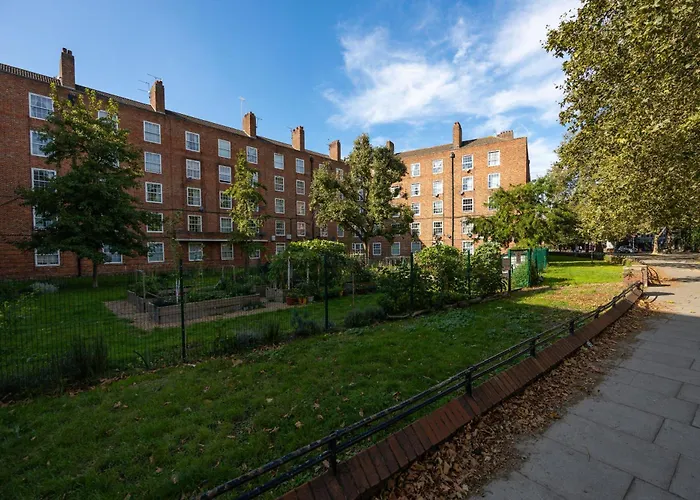 Cosy 4-Bedroom Apartment Next To Borough